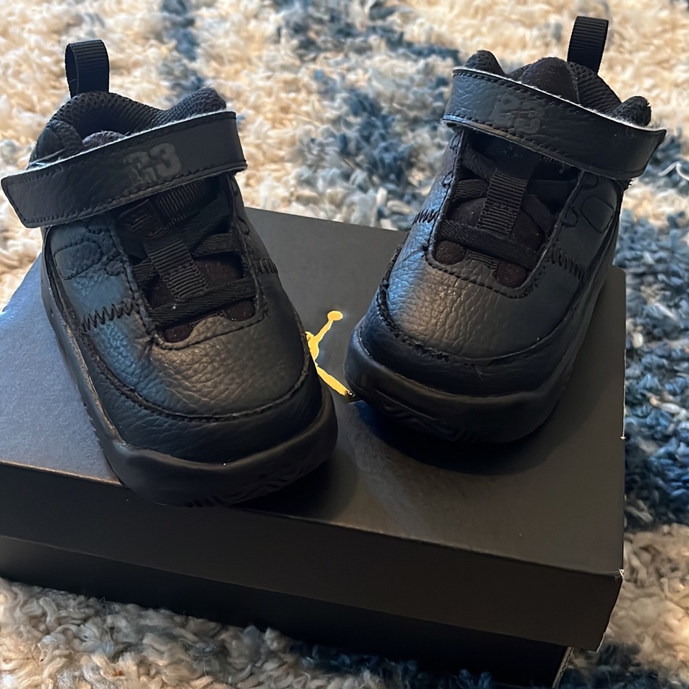 Lightly used children’s 4C Jordan Black Aura 3
